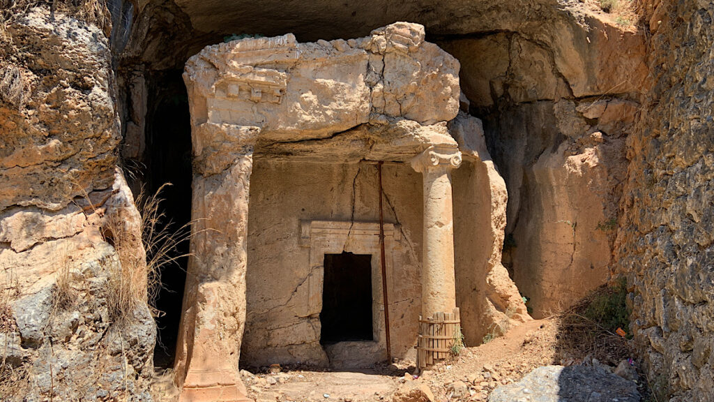 akyaka kaya mezarları